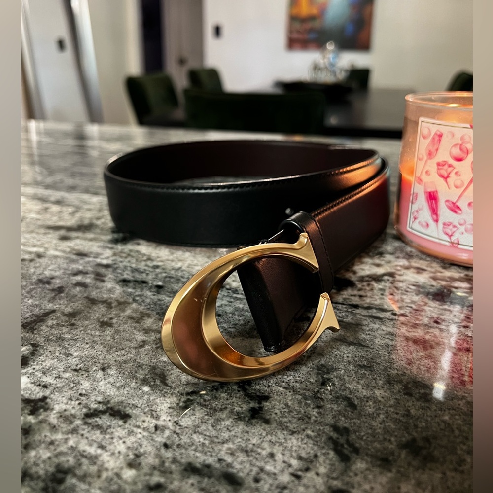 New small coach belt with large “C”